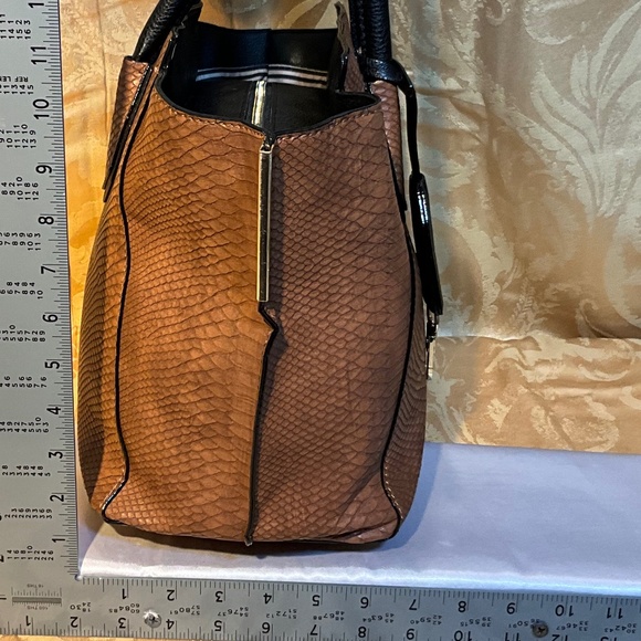 Gianni Bini brown reptile print winged tote. B2A6 - Picture 7 of 9